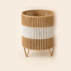 Macetero canasto tejido grande en fibra natural con patas de madera