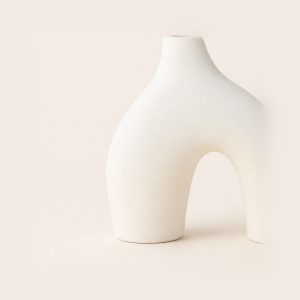 Macetero de cerámica blanca con forma de arco