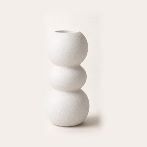 Macetero escultural blanco de líneas curvas
